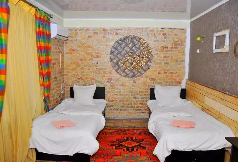 اتاق کلاسیک سه تخته, Art House Sweet Home