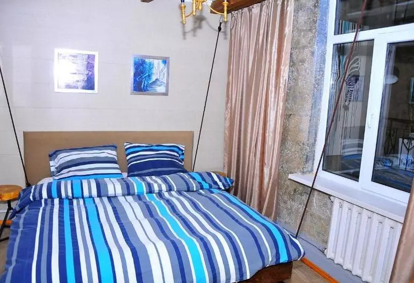 اتاق کلاسیک سه تخته, Art House Sweet Home