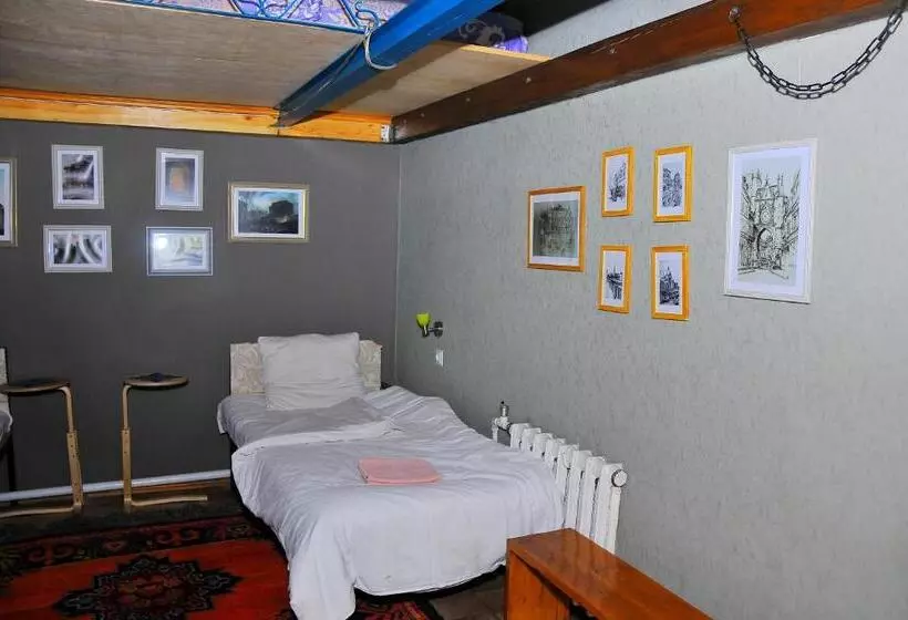 اتاق کلاسیک سه تخته, Art House Sweet Home
