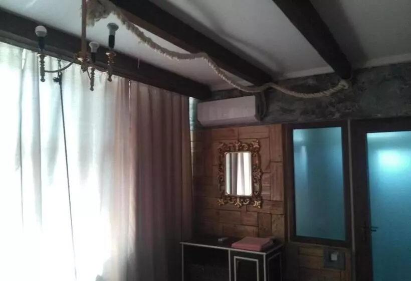 اتاق لوکس, Art House Sweet Home