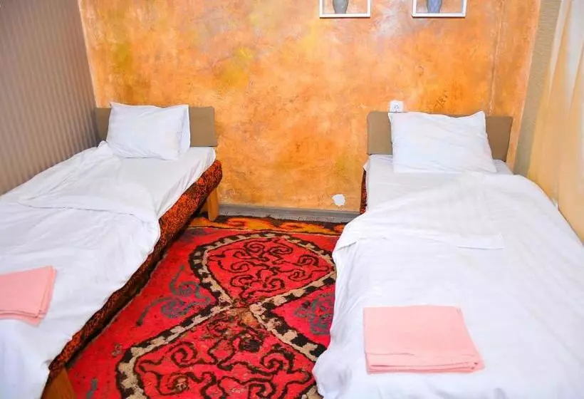 اتاق استاندارد با سرویس بهداشتی مشترک, Art House Sweet Home