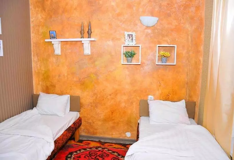 اتاق استاندارد با سرویس بهداشتی مشترک, Art House Sweet Home