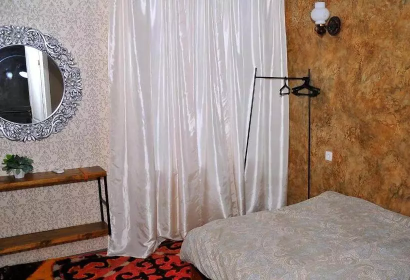 اتاق اکونومی, Art House Sweet Home