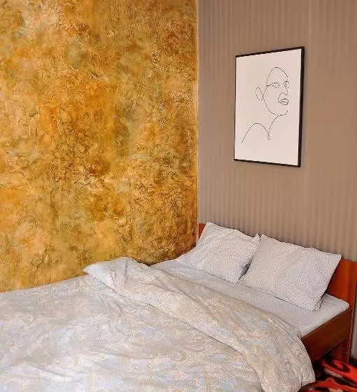 اتاق اکونومی, Art House Sweet Home