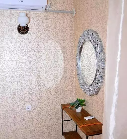 اتاق اکونومی, Art House Sweet Home