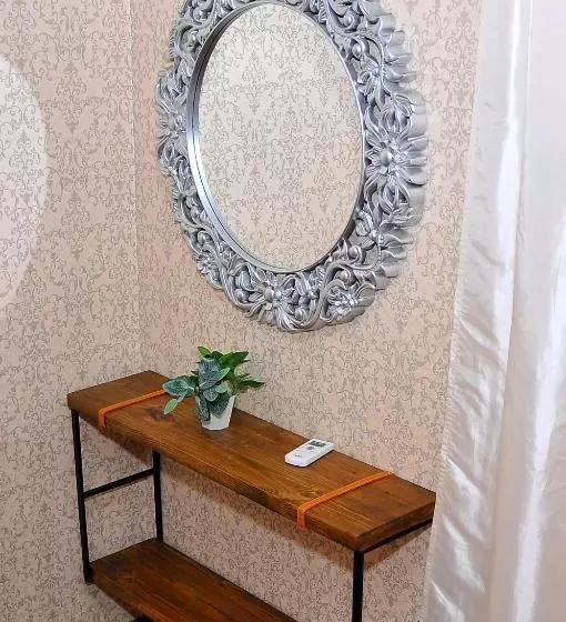 اتاق اکونومی, Art House Sweet Home