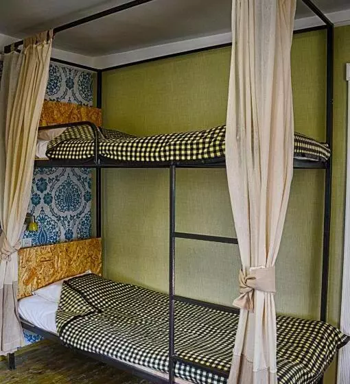 تختخواب در اتاق مشترک, Art House Sweet Home