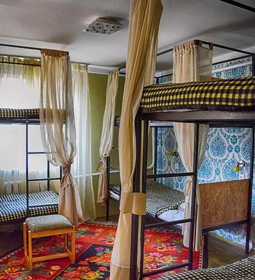 تختخواب در اتاق مشترک, Art House Sweet Home