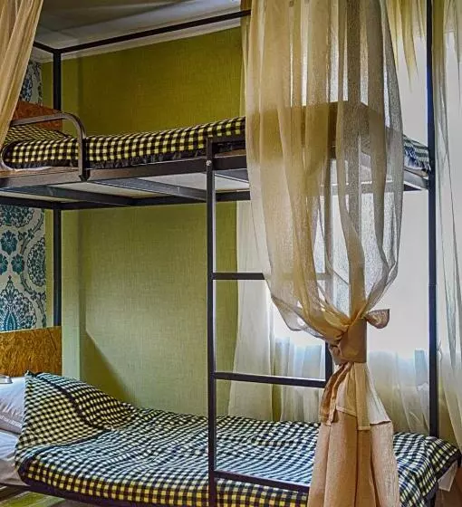 تختخواب در اتاق مشترک, Art House Sweet Home