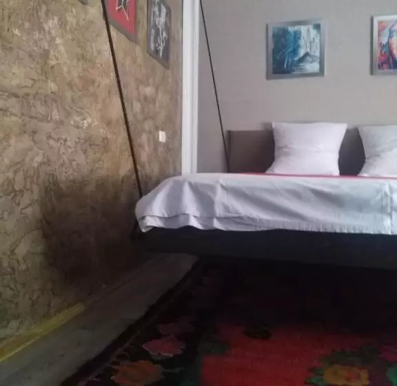 اتاق لوکس, Art House Sweet Home