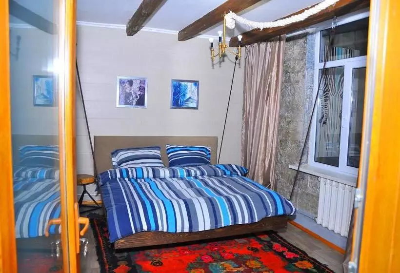اتاق لوکس, Art House Sweet Home