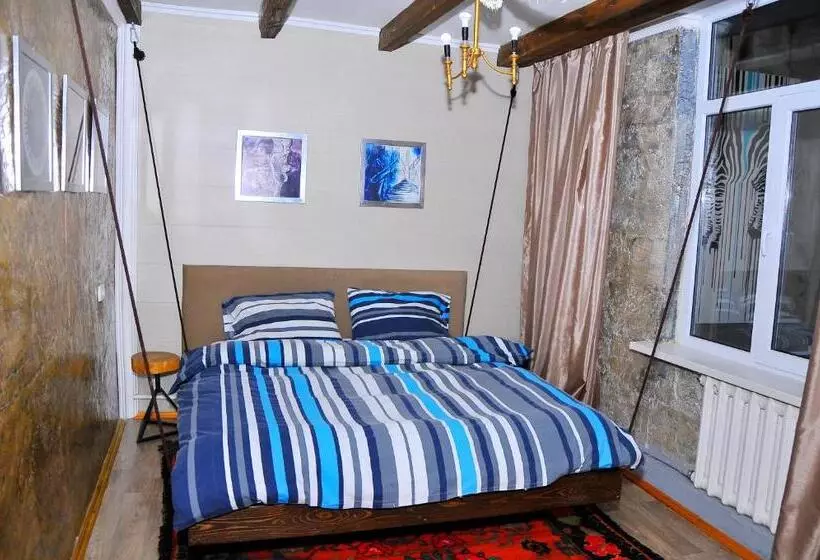اتاق لوکس, Art House Sweet Home