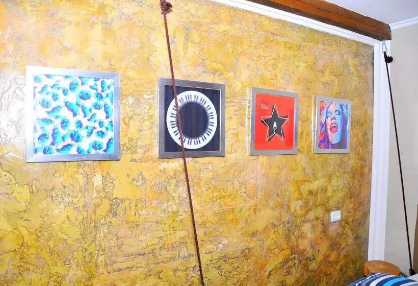 اتاق لوکس, Art House Sweet Home