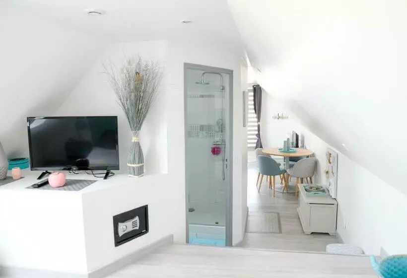 Huoneisto 1 Makuuhuone Allasnäkymä, Appartement Avec Piscine De La Croix