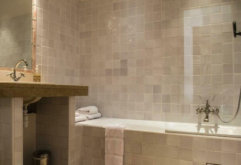 غرفة قياسية مطلّة علي البحر مزوَّدة بشُرفة, Auberge De Tourrettes