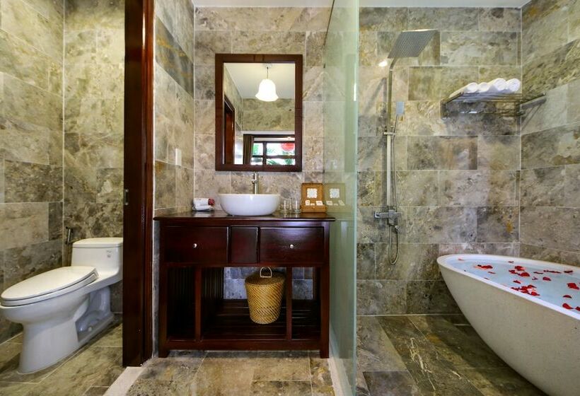 اتاق لوکس با چشم‌انداز استخر, Little Town Villa