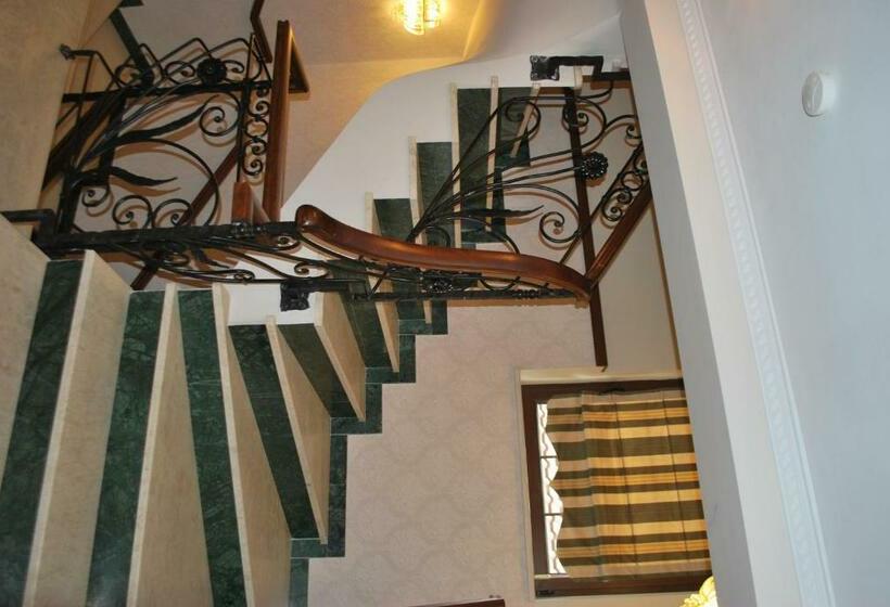 חדר משפחתי, Vila Sigal Korce