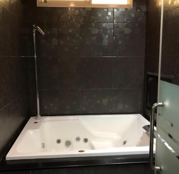 اتاق کلاسیک چهارنفره, Lai Yin Motel