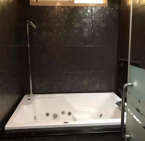 اتاق کلاسیک چهارنفره, Lai Yin Motel
