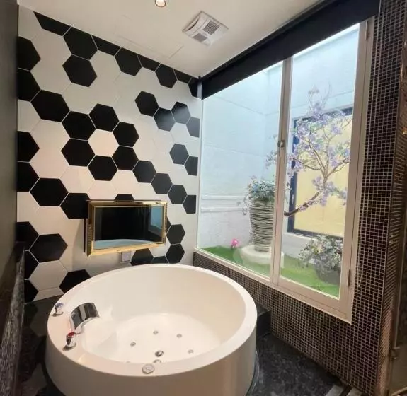 اتاق لوکس چهار تخته, Minimalist Fashion Motel