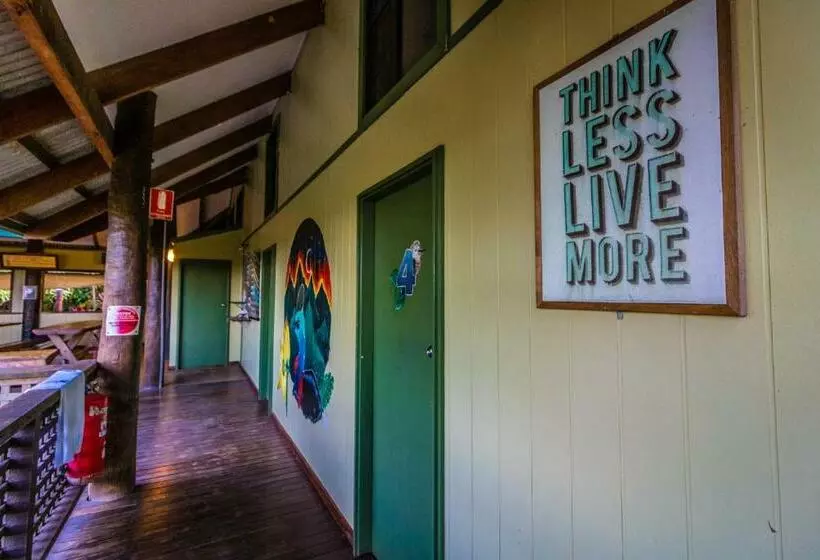 ルームシェアのワンベッド, Jackaroo Treehouse Rainforest Retreat