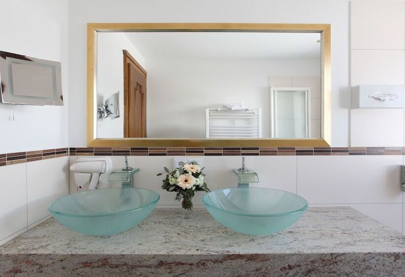 标准三人间, Anemone