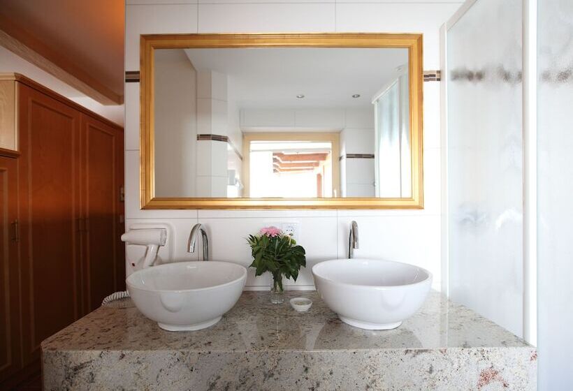 舒适三人间, Anemone