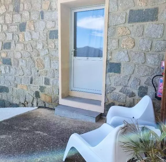 山の見えるテラス付きスタンダードルーム, Hôtel Villa Les Orangers