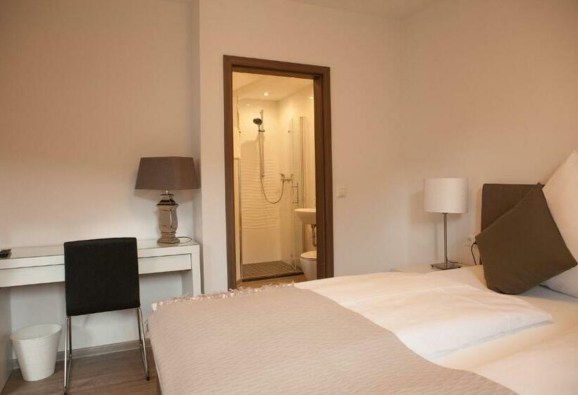 컴포트 룸, Ravene