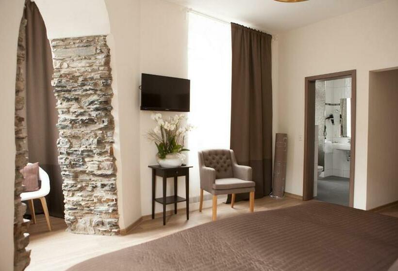 수피리어 룸, Ravene