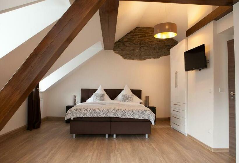 수피리어 룸, Ravene