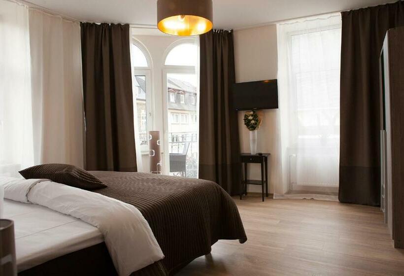 수피리어 룸, Ravene