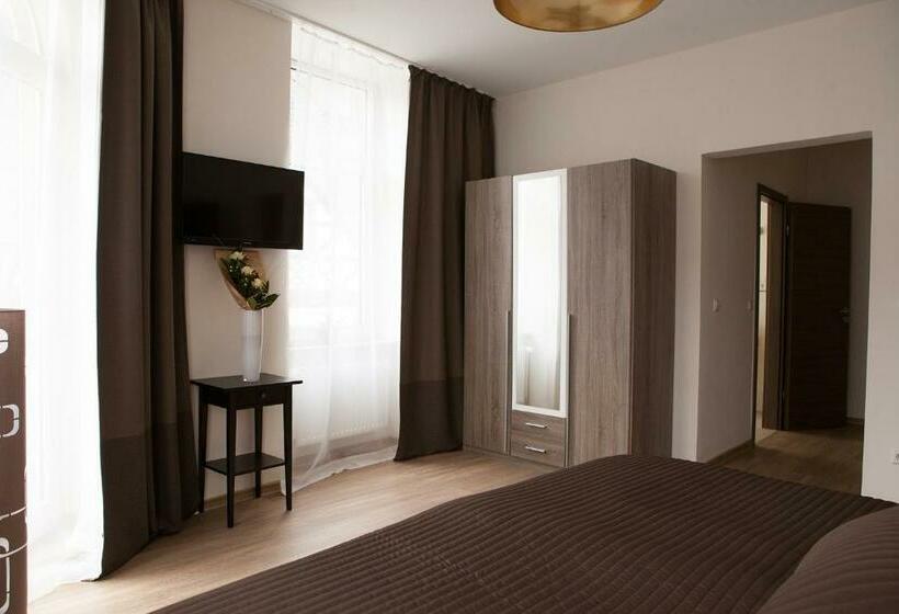 수피리어 룸, Ravene