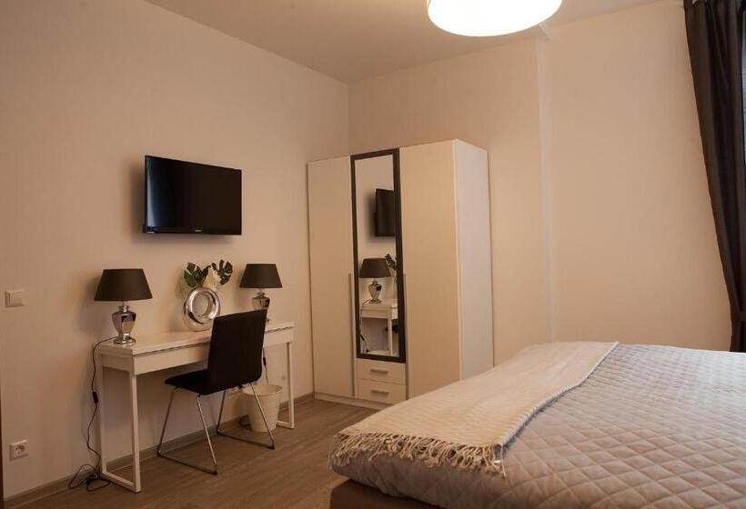 컴포트 룸, Ravene