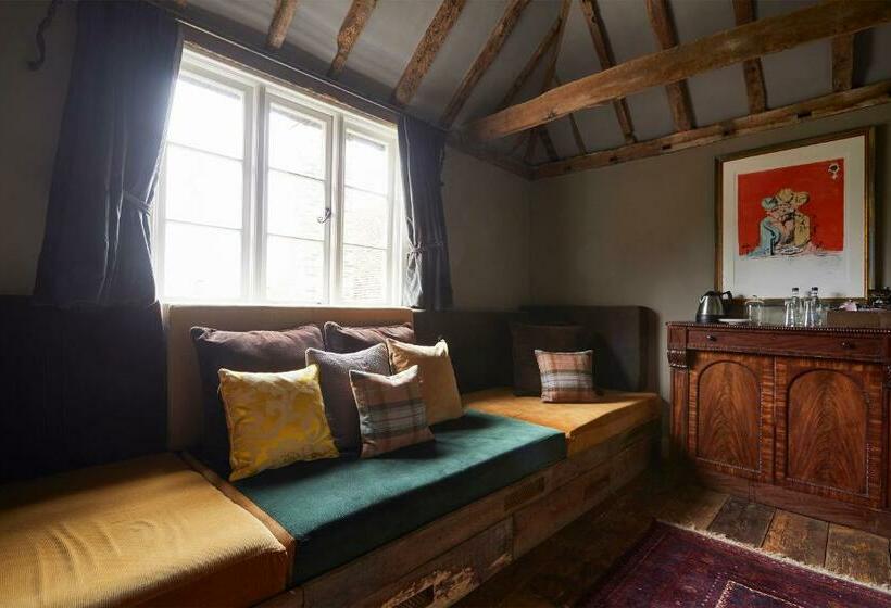 جناح, The Bell In Ticehurst