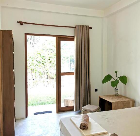 Chambre Triple Standard Vue Jardin, Back Yard Madiha   Restaurant And Rooms