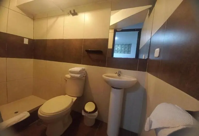 اتاق لوکس, Paqariq Inn