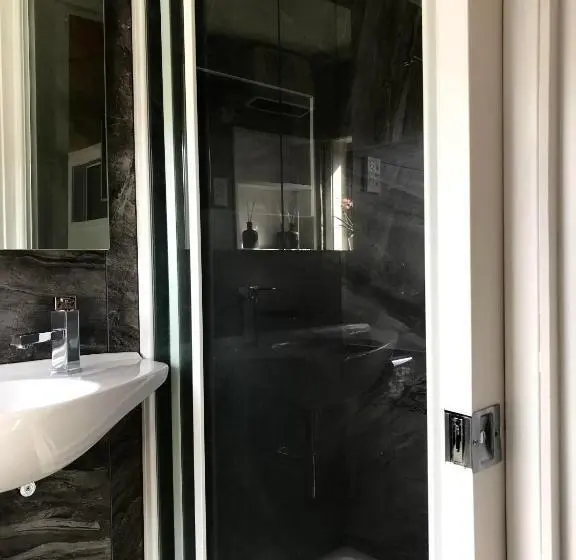 Suite with Terrace, Onehunga Garden Tinyhouse With Parking