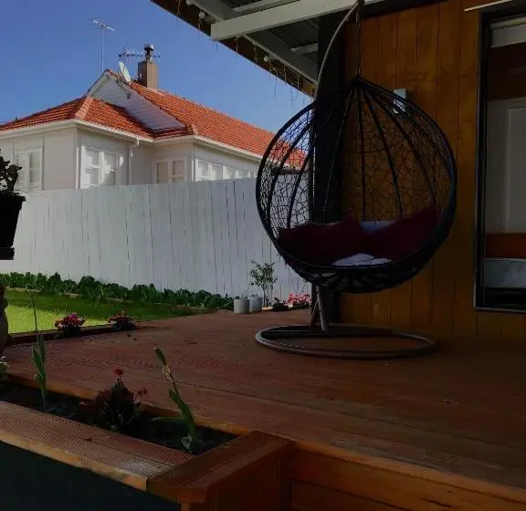 Suite with Terrace, Onehunga Garden Tinyhouse With Parking
