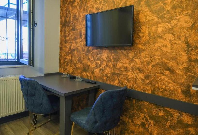 غرفة قياسية, Yellow Mansion