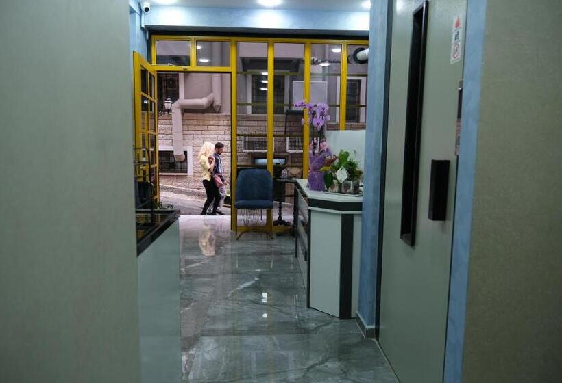 غرفة قياسية مزوَّدة بشُرفة, Yellow Mansion