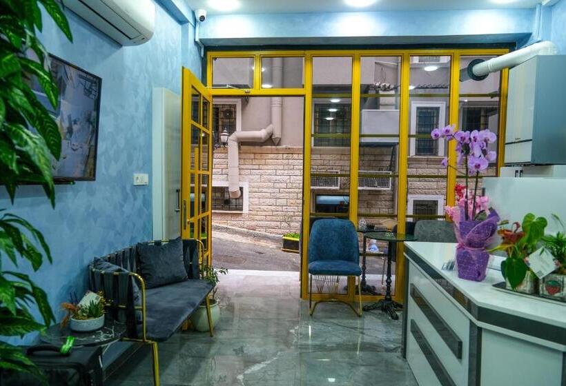 غرفة قياسية مزوَّدة بشُرفة, Yellow Mansion