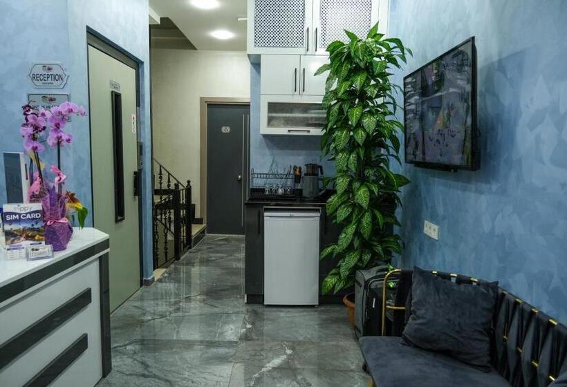 غرفة قياسية مزوَّدة بشُرفة, Yellow Mansion