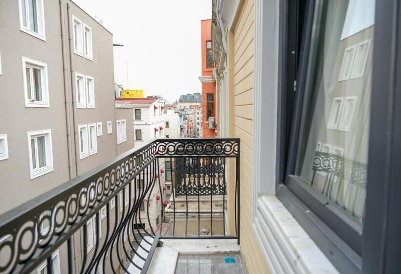 غرفة قياسية مزوَّدة بشُرفة, Yellow Mansion