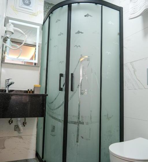 غرفة قياسية مزوَّدة بشُرفة, Yellow Mansion