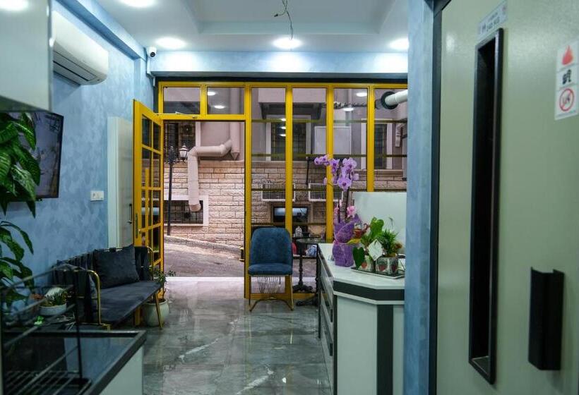 غرفة إقتصادية, Yellow Mansion