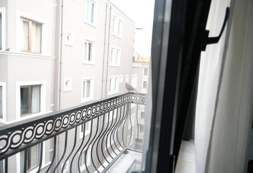 غرفة قياسية مزوَّدة بشُرفة, Yellow Mansion