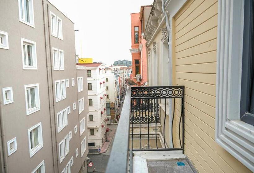 غرفة قياسية مزوَّدة بشُرفة, Yellow Mansion