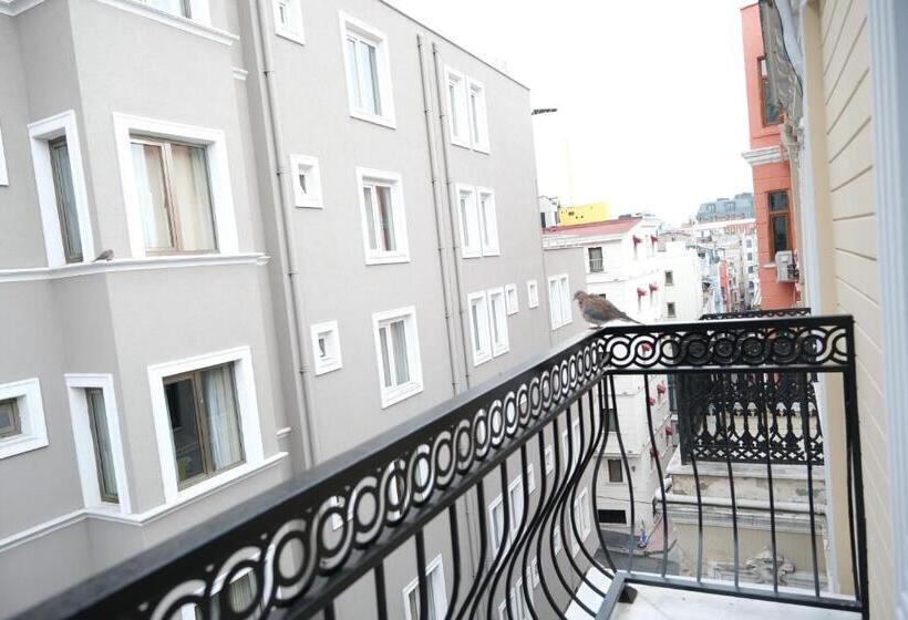 غرفة قياسية مزوَّدة بشُرفة, Yellow Mansion