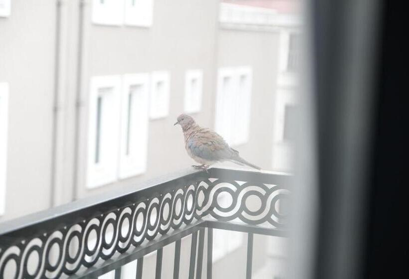 غرفة قياسية مزوَّدة بشُرفة, Yellow Mansion